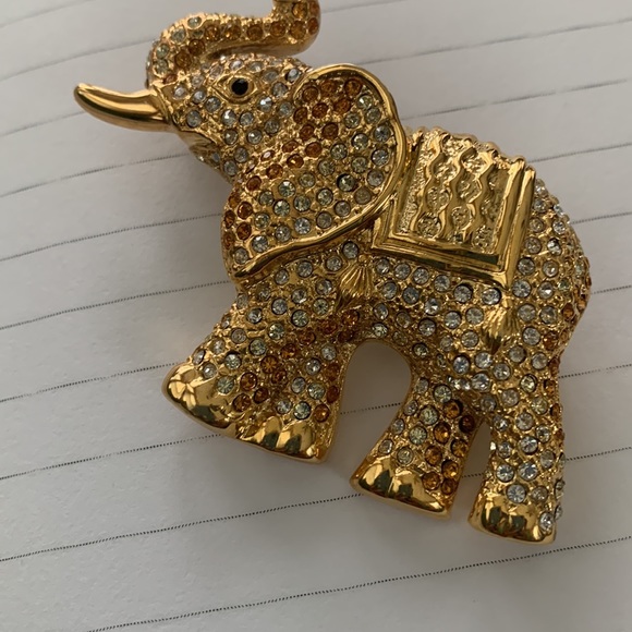 Intriguing Vintage Elephant Brooch - Picture 4 of 7